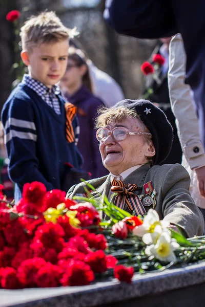 Układanie kwiatów w Eternal Flame. Dzień zwycięstwa. Izhevsk, maja Zdjęcia Stockowe bez tantiem