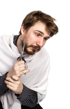 makas ile genç sakallı adam