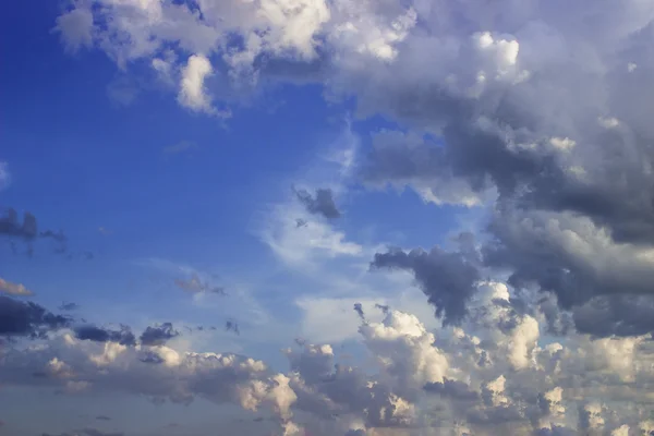 Dramatische hemel met stormachtige wolken — Stockfoto