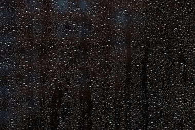 Camdaki yağmur damlaları