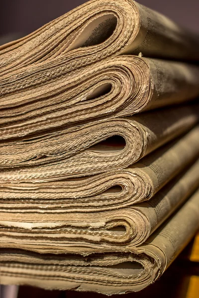 Een stapel van oude kranten op de plank — Stockfoto