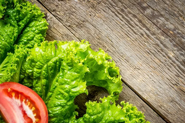 Salat auf einem hölzernen Hintergrund — Stockfoto