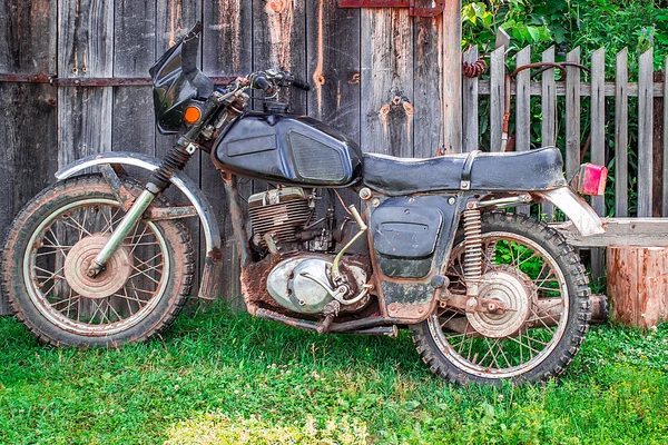 La vieja motocicleta oxidada — Foto de Stock