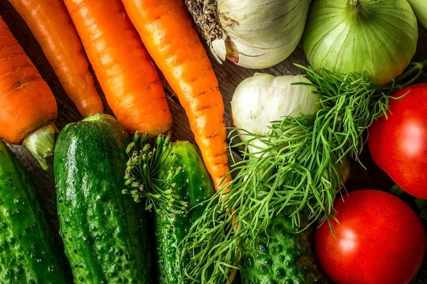 Verduras frescas en el tablero viejo — Foto de Stock