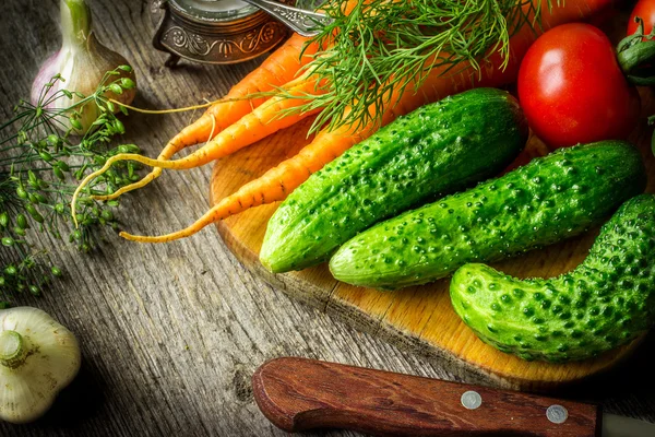 Verduras en el tablero viejo — Foto de Stock