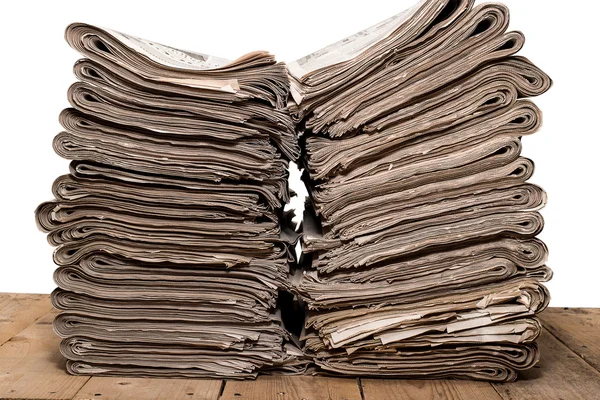 O grămadă de ziare pe fundal alb — Fotografie, imagine de stoc