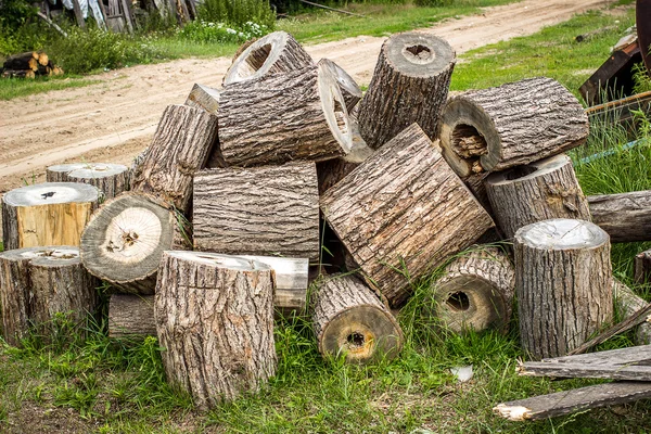 Pile de bois sur le sol — Photo