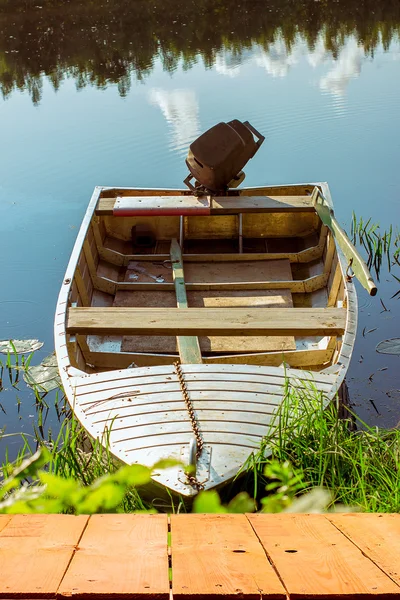 Vieux bateau et pont en bois — Photo