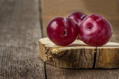 Erik bir ahşap yüzeye