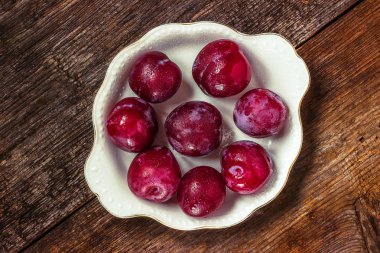 Erik eski ahşap arka plan üzerinde beyaz plaka