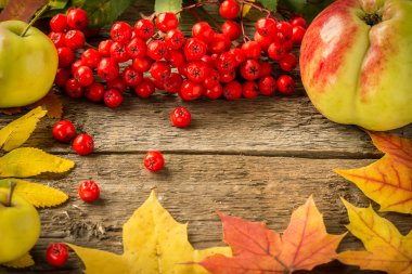 Rowan ve elma vintage ahşap kurullarında