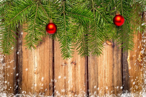 Vánoční dekorace s prostorem pro text na rustikální dřevěné pozadí — Stock fotografie