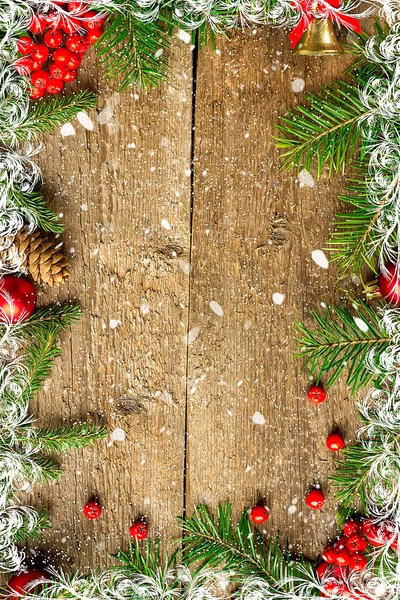 Decoración navideña sobre tabla de madera con copos de nieve — Foto de Stock