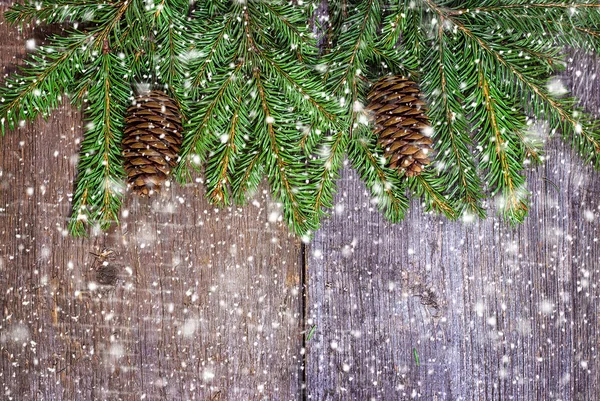 Świerkowe gałęzie z szyszki na deski. Boże Narodzenie — Zdjęcie stockowe