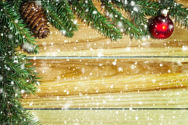 圣诞节背景与在木头上的冷杉树汁。雪花 — 图库照片