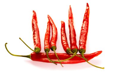 Beyaz arka planda kırmızı biber