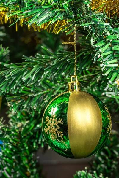 Bola na árvore de Natal — Fotografia de Stock