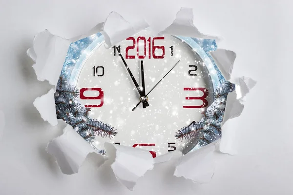 Horloge de Noël dans le cadre de papier déchiré — Photo