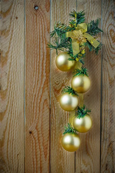 Bolas de Navidad de oro colgando sobre fondo de madera oscura —  Fotos de Stock