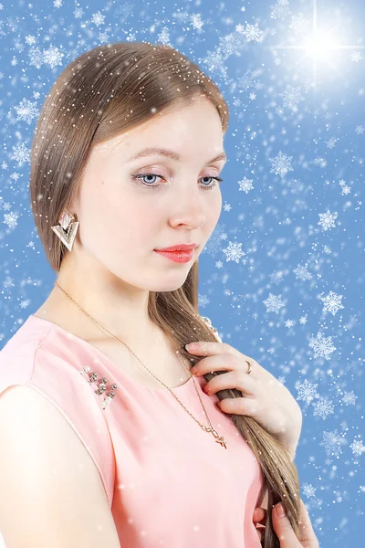 Karlı bir arka plan üzerinde güzel bir kızın portresi — Stok fotoğraf