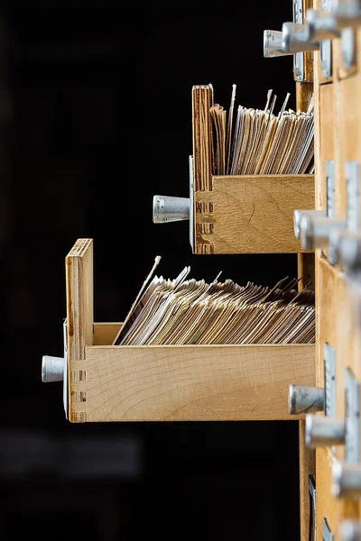 Caja abierta en la biblioteca de archivos sobre un fondo oscuro — Foto de Stock