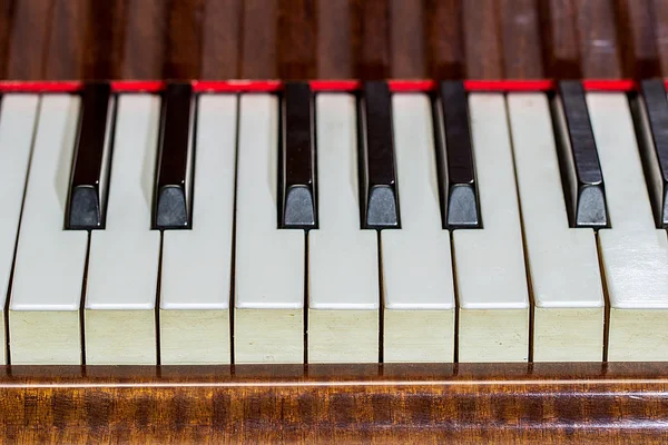 Старинные клавиши для фортепиано — стоковое фото