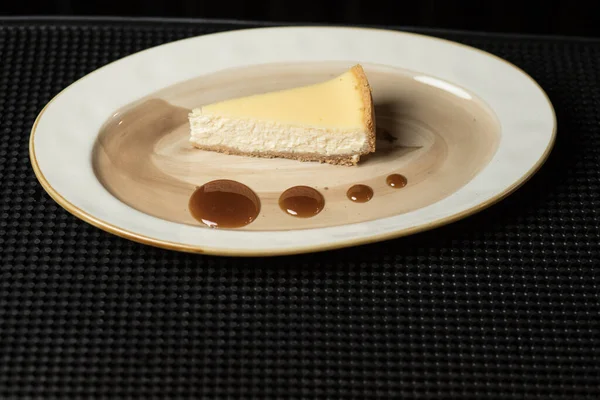纽约芝士蛋糕配樱桃果酱片白盘上的孤立蛋糕 — 图库照片