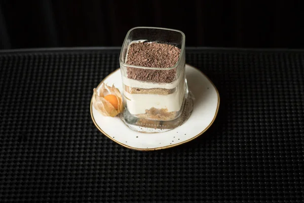 把传统的意大利甜点放在杯子里隔离了 白盘上有花纹的提拉米苏 — 图库照片