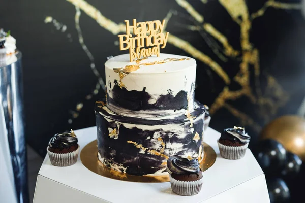 Bolo Aniversário Delicioso Fresco Com Velas Palavras Prato Ouro Torta — Fotografia de Stock