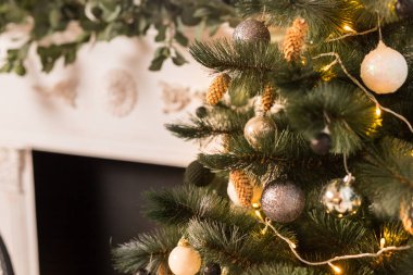 Noel ağacı, beyaz şömine ve çelenklerle tatil yerini kapatın. Noel ve Yeni Yıl kavramı