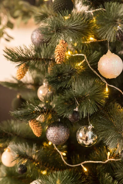 おもちゃやガーランドとクリスマスツリーで休日の場所を閉じます クリスマスと新年の概念 — ストック写真