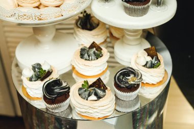 Lezzetli tatlı büfenin dekore ettiği çikolatanın kapağı. Kahverengi siyah kurabiyeler beyaz stantta