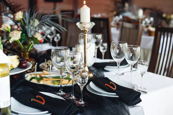 Gros Plan Table Fête Avec Verres Vin Nourriture Serviettes Noires — Photo