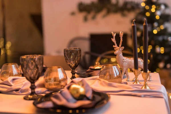 Gros Plan Table Noël Festive Avec Verres Vin Vides Assiette — Photo