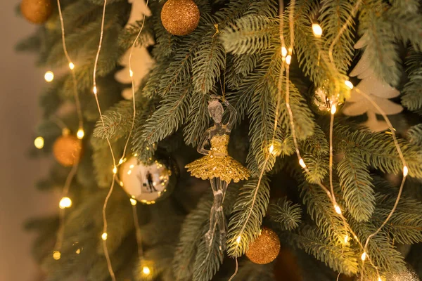 Κοντινό Πλάνο Των Διακοπών Γυάλινη Μπαλαρίνα Και Γιρλάντες Στο Χριστουγεννιάτικο — Φωτογραφία Αρχείου