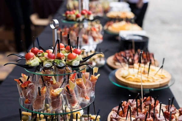 Eine Reihe Von Canapes Und Snacks Bei Einem Bankett Mit — Stockfoto