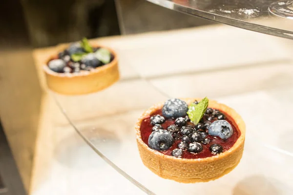 Zwei Käsekuchen Mit Frischen Früchten Auf Dem Glastisch Dessert Mit — Stockfoto