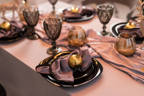 Gros Plan Table Noël Festive Avec Verres Vin Vides Assiette — Photo