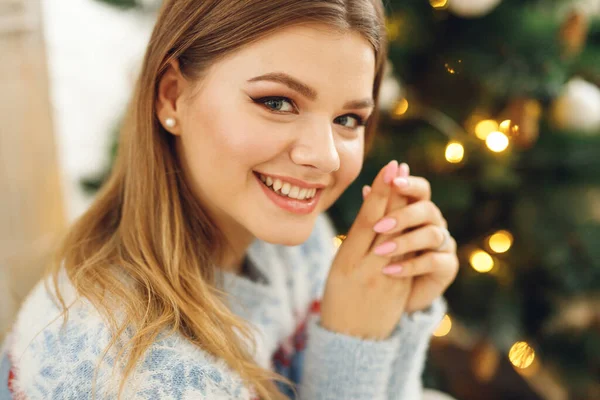 Retrato Niña Lleva Ropa Festiva Casa Cerca Del Árbol Navidad —  Fotos de Stock