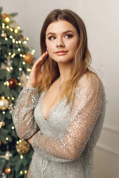 Retrato Una Joven Hermosa Mujer Cerca Del Árbol Navidad Festivo —  Fotos de Stock