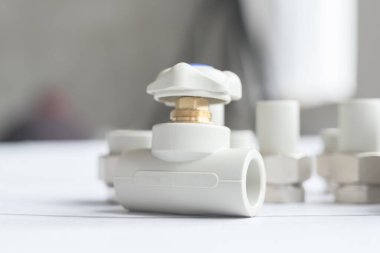 Beyaz arka planda izole edilmiş metal iplikli modern bir polipropilen su musluğu. Bulanık arkaplan ile tıklamanın yakın plan görüntüsü