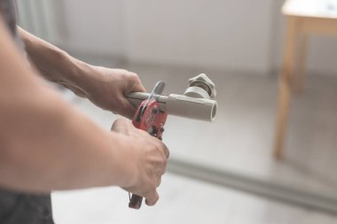 Sarı makasla yakın plan, ısıtma ya da su kaynağı için boruları kesin.