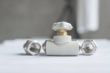 Bir modern polipropilen su musluğu. Metal Amerikan bağlantıları beyaz arka planda izole edilmiş.