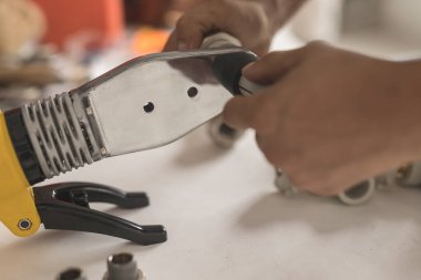 Adam polipropilen için lehim yapmaya devam ediyor.