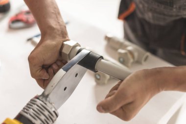 Adam polipropilen için lehim yapmaya devam ediyor.