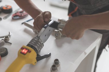 Adam polipropilen için lehim yapmaya devam ediyor.