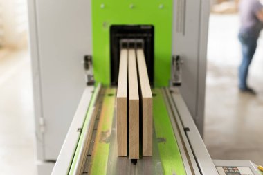 Dekoratif, yeşil kesme makinesinde yontulmamış tahta bloklar.