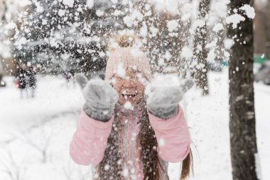 Oynayan ve kar atan genç bir kadının portresi