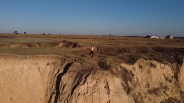 Rahat kız rock 'n roll' da yoga egzersizleri yapıyor.
