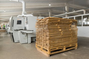 Katlanmış dekoratif depoda yontulmuş ahşap bloklar değil